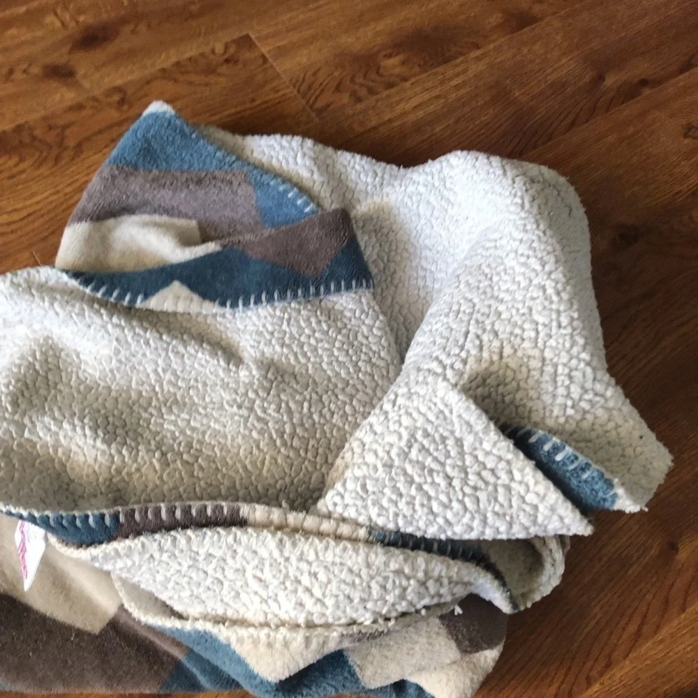 Chevron print fleece sherpa lined throw blanket
